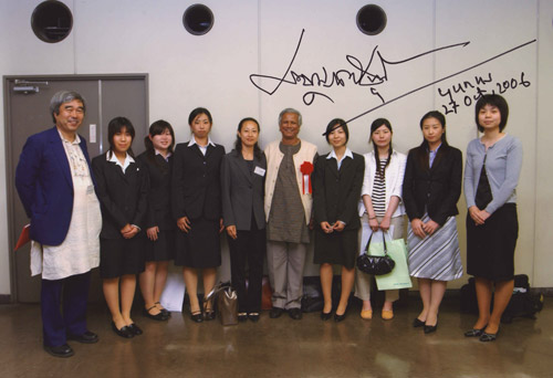 ユヌス氏を囲んで−本学学生・院生・大橋正明教授−　2004年6月撮影